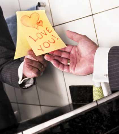 a love you post note on mirror as a simple way to express romantic love on Valentine's Day